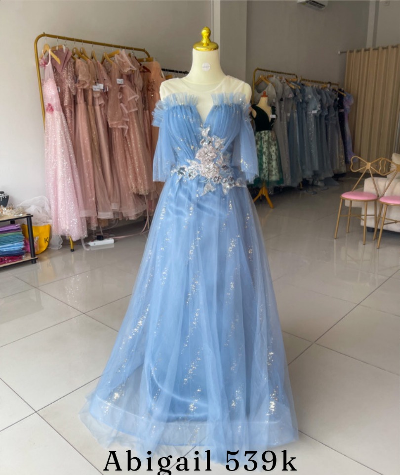 Gaun formal warna lembut untuk acara spesial